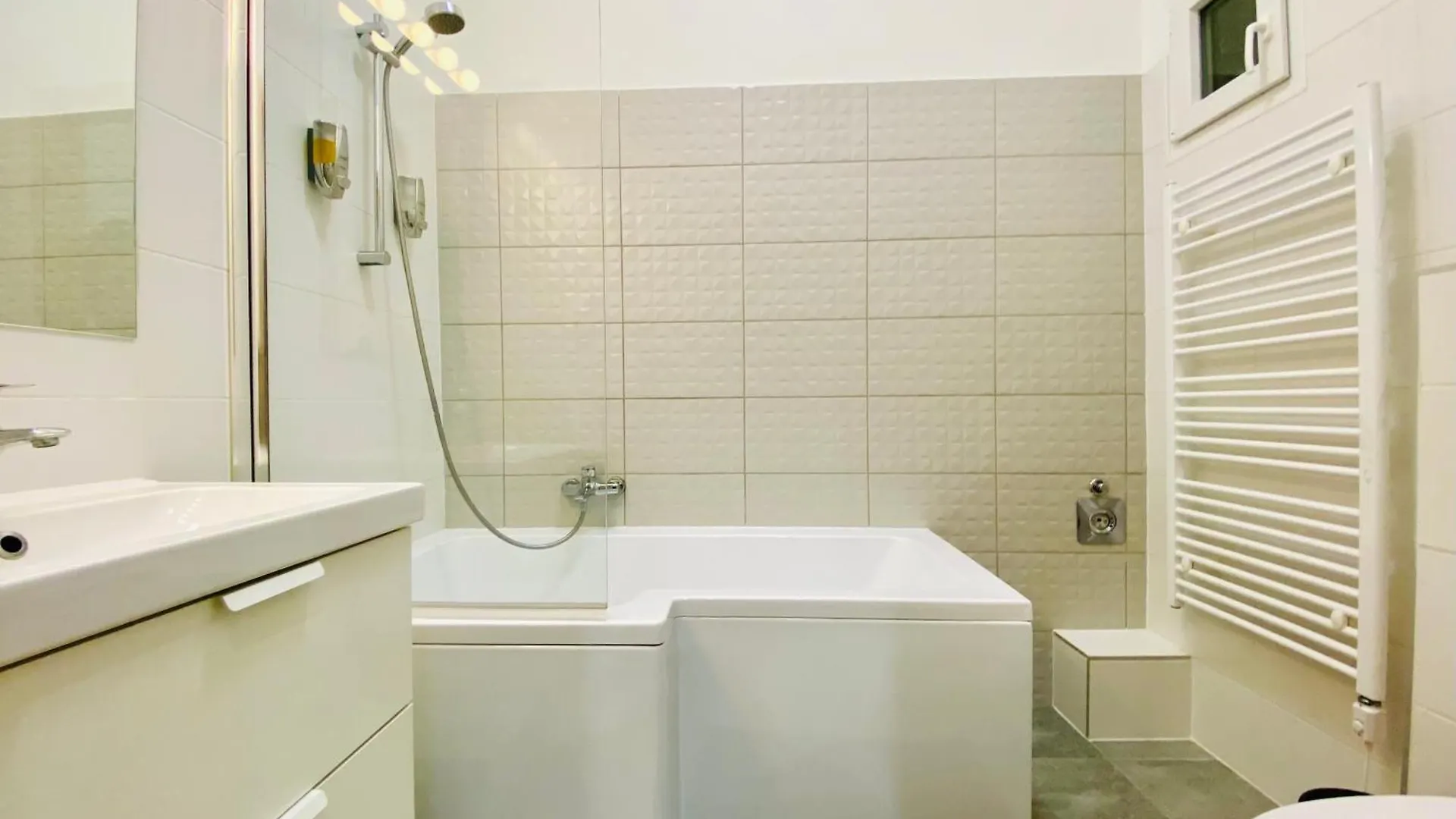 Apartment Chic Luxury Studio In Central Budapest - Tropical